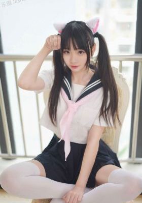 欧美深v开胸礼服_蓝光免费观看